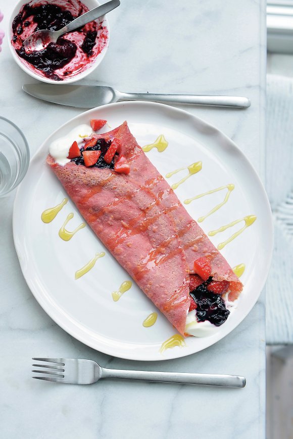 Roze wrap met rood fruit en yoghurt