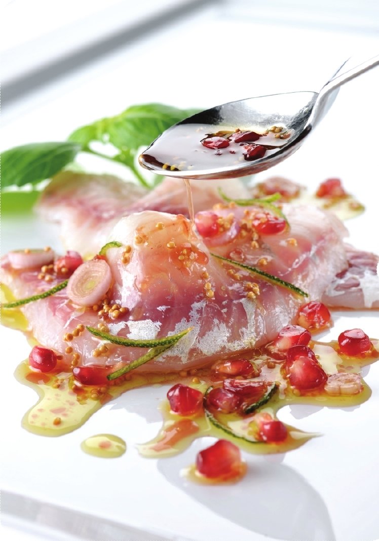 Gemarineerde zeebaars met granaatappel