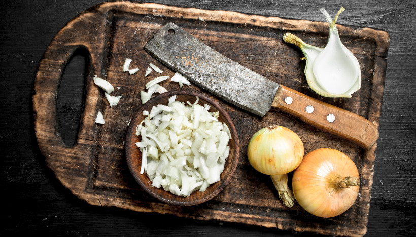 Uien snijden? Houd het droog met deze slimme tips