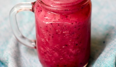 Rode vruchtensmoothie met cashewmelk