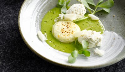 Gegratineerde geitenkaas met groene saus